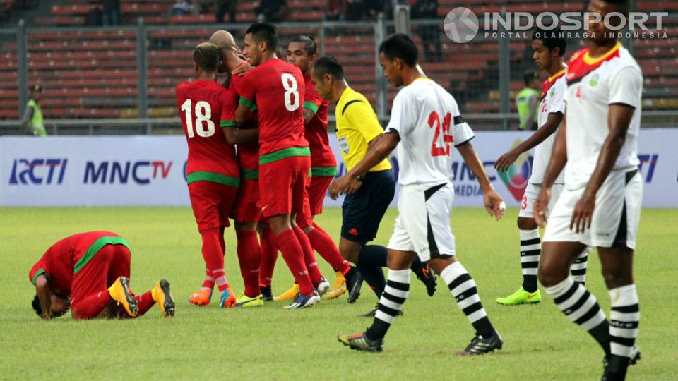 Evan Dimas melakukan selebrasi sujud usai mencetak gol untuk Indonesia saat Merah-Putih menang 4-0 melawan Timor Leste. Copyright: &copy; Herry Ibrahim/INDOSPORT